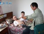 快递员发现客户瘫痪，悉心照顾他25年